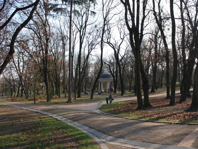 вцентре парка возведена белокаменная беседка-ротонда