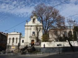 справа от костела Святого Антония расположен монастырь ордена Братьев меньших