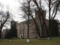 импозантная центральная часть здания