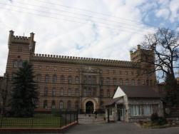 центральный вход в здание