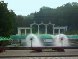 фонтаны перед аркой центрального входа в парк культуры