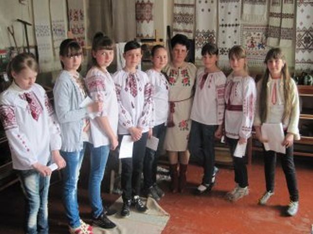 Ученики- экскурсоводы комнаты-музея