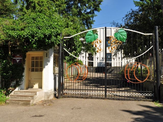 вход в Середнянские винные подвалы