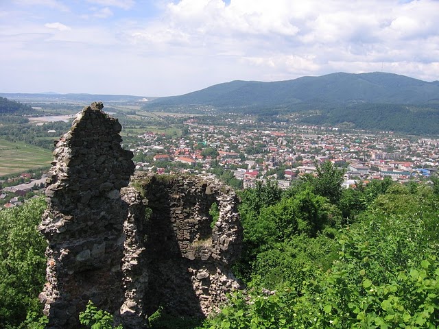 Панорама с Хустского замка на реку Тиса(слева) и город Хуст(справа)